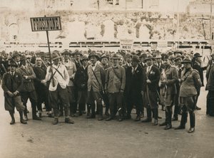 Album "MVSN- Schwarzhemden": Jäger Frosinone, bewaffnet mit einer Schrotflinte, mit zwei Offizieren der Forstmiliz in Neapel