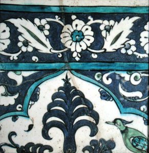 Isnik-Fliese mit Blumendesign und Rand (Irdenware mit farbiger Unterglasur) von Turkish School