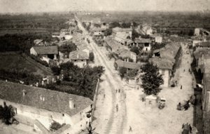 Panoramaaufnahme der Stadt Romans, aufgenommen vom Glockenturm der Kirche während des Ersten Weltkriegs