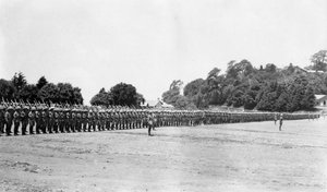 5. Bataillon East Surrey Regiment bei der Parade, Chakrata, 1917 von Unbekannt