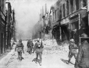 Eine britische Armeepatrouille, Cambrai, Frankreich, Erster Weltkrieg, 9. Oktober 1918 von Unbekannt