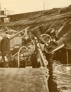 Ein Taucher mit Euphonium und Schwertern vom deutschen Kaiser versenkt in Scapa, ca. 1930 von Unbekannt