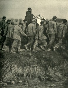 Ein französischer nordafrikanischer Soldat mit Kriegsgefangenen, Erster Weltkrieg, 1914, um 1920 von Unbekannt