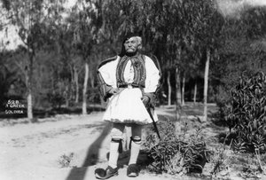 Ein griechischer Soldat in traditioneller Uniform, um 1920-1930