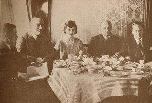 Eine Mahlzeit an Bord des Graf Zeppelin während des Fluges über den Atlantik, 1927