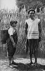 Ein Moi-Paar innerhalb der Dorfbefestigung, Afrika, 1922 von Unbekannt
