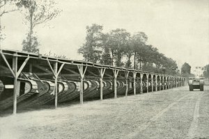 Ein Park britischer Panzer direkt hinter der Frontlinie, 1919