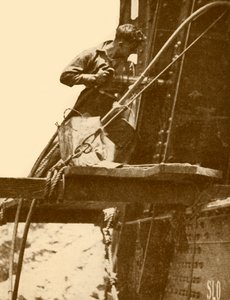 Ein Nietenhammer im Einsatz auf der Sydney Harbour Bridge, um 1930