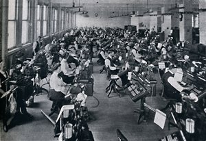 Ansicht der größten Batterie von Setzmaschinen der Welt, 1916 von Unbekannt