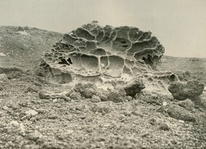 Ein verwitterter Kenyt-Fels in der Nähe der Winterquartiere, ca. 1908, 1909
