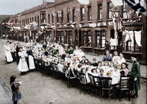 Eine Kinder-Teeparty in einer Straße im East End von London, um den Vertrag von Versailles zu feiern von Unbekannt