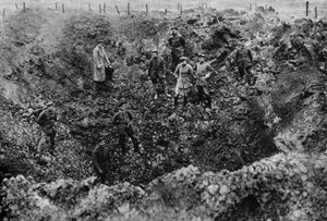 Ein Krater, verursacht durch die Explosion einer Mine, Westfront, 1917 von Unbekannt