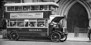 Ein Doppeldeckerbus vor den Gerichtsgebäuden, London, 1926-1927 von Unbekannt