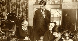 Eine Familie hört die Ergebnisse der Parlamentswahl von 1923