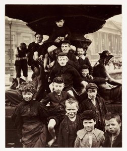 Eine Gruppe von Kindern vor dem Steble-Brunnen, Liverpool, um 1905 von Unbekannt