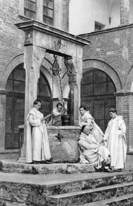 Eine Gruppe von Mönchen im Kloster Monte Oliveto Maggiore, Italien von Unbekannt