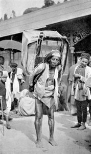 Ein Arbeiter trägt Tee, Darjeeling, Westbengalen, Indien, um 1910 von Unbekannt