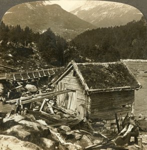 Eine aus Holz gebaute Mühle und ein Wasserrad-Schleifstein am Stalheimsfluss, Naerodal, Norwegen, um 1905