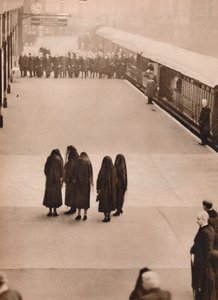 Eine einsame Gruppe königlicher Trauernder: Königin Mary mit der Prinzessin Royal, 1936 von Unbekannt