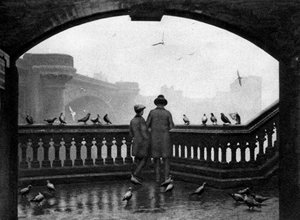 Ein Mann und ein Junge füttern die Vögel an der Blackfriars Bridge, London von Unbekannt