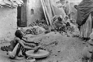 Ein Töpfer bei der Arbeit, Indien, 20. Jahrhundert