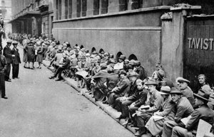 Schlange für Premierenkarten in Covent Garden, London, 1926-1927 von Unbekannt