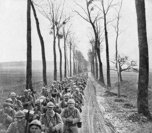 Ein Regiment französischer Infanterie auf dem Weg zur Front, Frankreich, 30. März 1918
