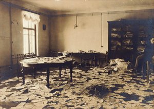 Ein Raum nach einer Durchsuchung, Russland, frühes 20. Jahrhundert von Unbekannt