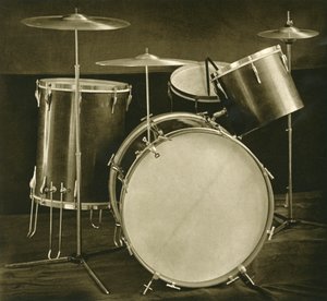 Ein Satz Schlaginstrumente, Trommeln und Becken tschechoslowakischer Herstellung, 1948 von Unbekannt