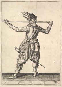 Ein Soldat, von hinten gesehen, während er sich nach rechts dreht und seine Pike horizontal hält, f....