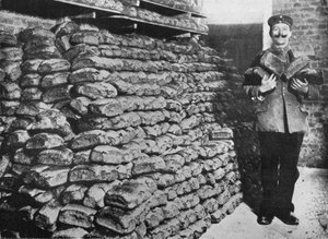Ein Vorrat an Kriegsbrot für die deutschen Truppen, 1915