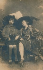 Ein Studiofoto von zwei Damen, ca. 1910 von Unbekannt