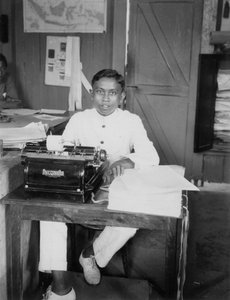 Ein junger Mann, der an einer Schreibmaschine sitzt, Indonesien, 20. Jahrhundert