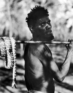 Aborigine mit Schlange