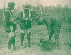 Luftfotografen befestigen Fallschirmgurte vor dem Aufstieg, ca. 1917, 1919