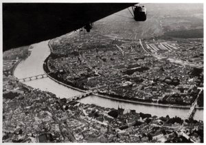 Luftaufnahme von Basel, Schweiz, aus einem Zeppelin, 1928-1933