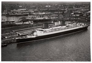 Luftaufnahme des Bremer Hafens, Deutschland, und des Liners Europa, von einem Zeppelin, ca. 1931 1933 von Unbekannt