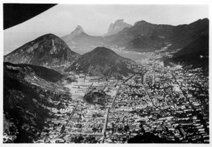 Luftaufnahme von Rio de Janeiro, Brasilien, aus einem Zeppelin, 1930-1933 von Unbekannt
