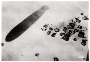 Luftaufnahme einer Wüstensiedlung mit einem Schatten eines Zeppelins, 1931-1933 von Unbekannt