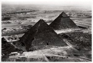Luftaufnahme der Pyramiden von Gizeh, Ägypten, aus einem Zeppelin von Unbekannt