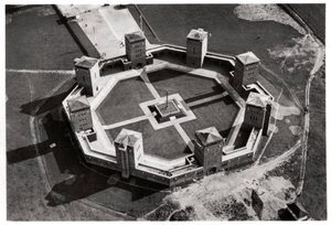 Luftaufnahme des Tannenberg-Denkmals, in der Nähe von Olsztynek, Polen, von einem Zeppelin, ca. 1931-1933 von Unbekannt