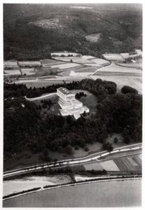 Luftaufnahme des Walhalla-Tempels, nahe Regensburg, Deutschland, aus einem Zeppelin, um 1931-1933