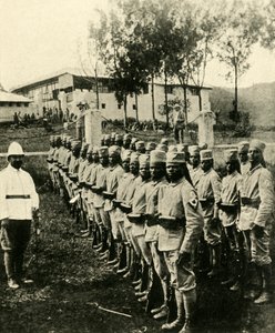 Afrikanische Soldaten kämpfen für Deutschland, Erster Weltkrieg, 1914, um 1920 von Unbekannt