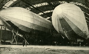 Luftschiffe im Hangar, Erster Weltkrieg, 1914 von Unbekannt