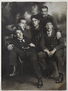 Aleksei Kruchenykh, David Burliuk, Vladimir Mayakovsky, Nikolai Burliuk und Benedikt Livshits, 1913