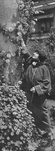 Amelita Galli-Curci - Die große Diva sammelt Rosen, ihre Lieblingsblumen, um 1925