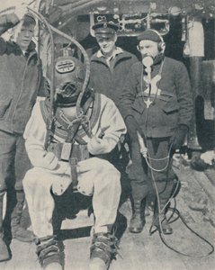 Amerikanischer Marinetaucher trägt dreifingrige wasserdichte Gummihandschuhe, 1937
