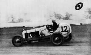 Amerikanisches Speedway-Rennen - Jack Ericson, auf drei Rädern, 1937 von Unbekannt