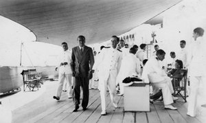 Amerikanischer Schauspieler und Filmregisseur Douglas Fairbanks Sr. an Bord der HMS Malaya, Venedig, Italien, 1938