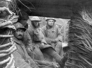 Amerikanische und französische Truppen in einem Schützengraben an der Front, 1917-1918 von Unbekannt